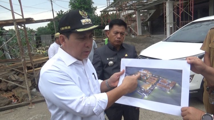 Walikota Lubuklinggau, SN Prana Putra Sohe saat menunjukkan desain pembangunan dan rehab gedung BLK. (Istimewa/rmolsumsel.id)