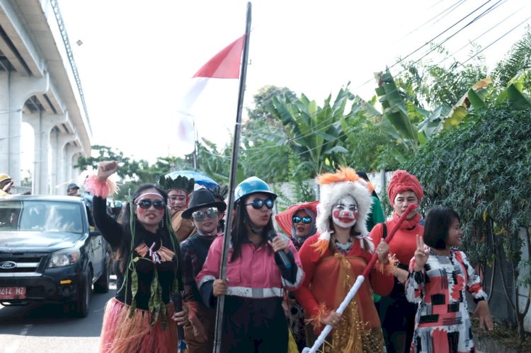 Puluhan emak-emak di Palembang menggelar karnaval guna meriahkan HUT ke-77 RI. (Humaidy Aditya Kenedy/Rmolsumsel.id). 
