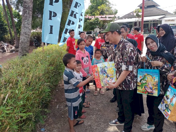 Ketua PD VI GM FKPPI Sumsel, Kuswariansyah memberikan bingkisan kepada anak -anak komplek Kiwal Palembang/ist