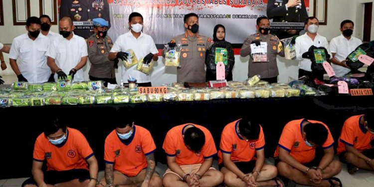Kapolrestabes Surabaya Kombes Achamad Yusep Gunawan menggelar jumpa pers bersama tersangka dan barang bukti/ist