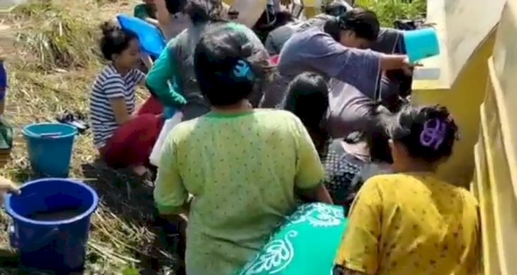Emak-emak di Desa Air Balui Musi Banyuasin berebut mengambil minyak goreng curah yang tumpah daei mobil tangki/Repro