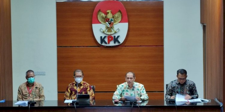 Wakil Ketua Komisi Pemberantasan Korupsi (KPK), Nurul Ghufron (dua kanan) menyampaikan perkembangan atas verifikasi dan telaah laporan yang sudah dilayangkan Ubedilah pada 10 Januari 2022/RMOL