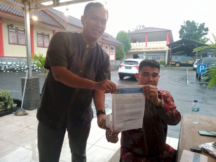 Perwakilan pengurus PWI Muara Enim serahkan surat pemberitahuan aksi ke Polres Muara Enim. (Noviansyah/Rmolsumsel.id). 