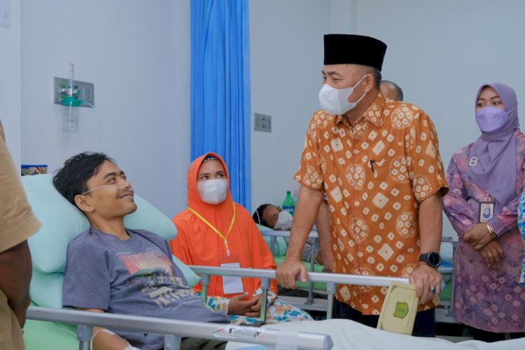 Pj Bupati Muba Apriyadi saat membesuk salah satu pasien yang akan menjalani operasi jantung terbuka di RSUD Sekayu/ist