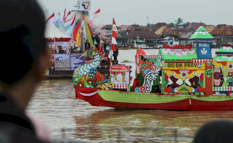Perahu hias dari Disdik Sumsel yang meramaikan lomba perahu hias/Foto: Humaidy Kennedy