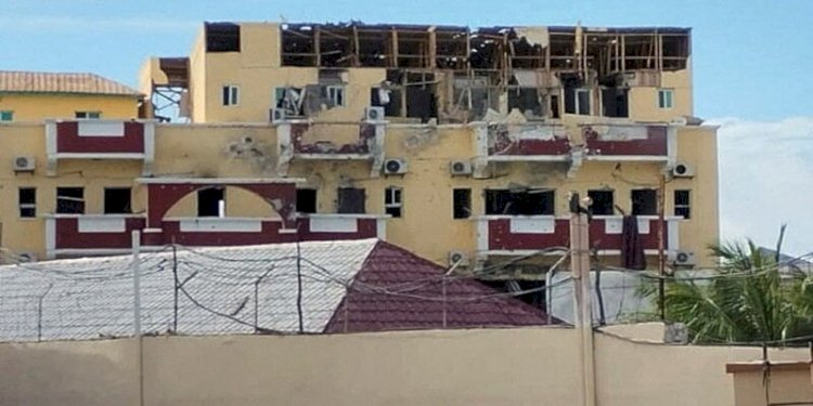 Hancurnya Hotel Hayat pasca serangan militan kelompok al-Shabaab terkait al-Qaeda di Mogadishu, Somalia pada Sabtu (20/8)/Net