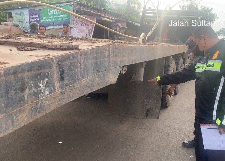 Pihak kepolisian saat melakukan olahraga TKP kecelakaan lalu lintas/ist