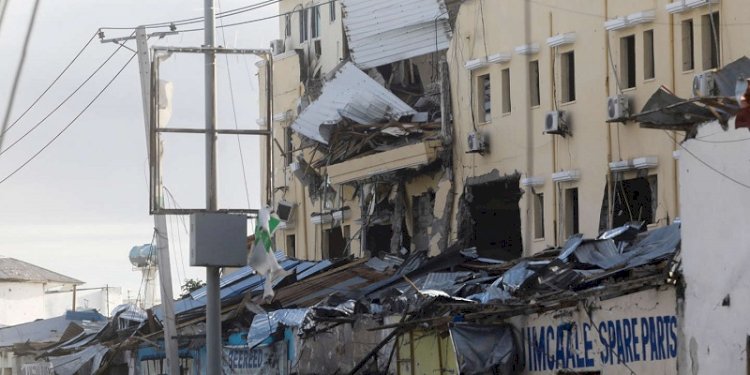 Hotel Hayat di Mogadishu, Somalia hancur selama pengepungan kelompok pemberontak Al Shabaab/Net