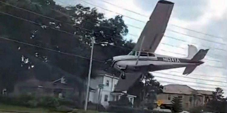 Pesawat Cessna 182 saat mendarat darurat di jalan raya di Orlando, Florida. (Istimewa/net)