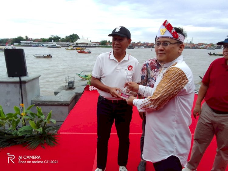 SMB IV Jayo Wikramo, RM Fauwaz Diradja (kiri) saat menyerahkan piala. (Istimewa/rmolsumsel.id)