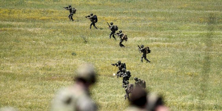Latihan Swift Response 22 di Pusat Pelatihan Militer Krivolak di Negotino, 12 Mei 2022, yang melibatkan 4.600 tentara dari Makedonia Utara, Albania, Montenegro, Yunani , Italia, serta Prancis, Inggris, dan AS.