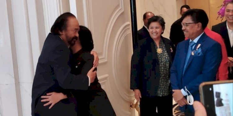 Ketua Umum Partai Nasdem, Surya Paloh memeluk Ketua DPP PDIP, Puan Maharani saat tiba di Nasdem Tower, Jakarta/RMOL