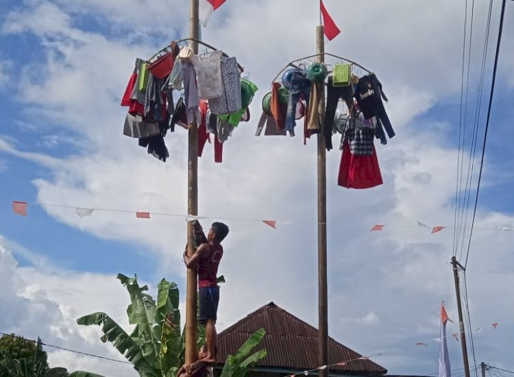    Para peserta berusaha memanjat pinang/ist