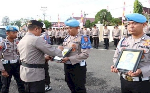 Upacara pemecatan Brigpol Andriansyah oknum polisi bakar pacar di Muara Enim diselenggarakan di Mapolres Lahat tempat yang bersangkutan terakhir bertugas/ist