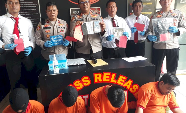 Kapolres Lubuklinggau, AKBP Harissandi didampingi Kasat Reskrim, AKP Robi Sugara saat press rilis ungkap kasus di Mapolres Lubuklinggau/ist