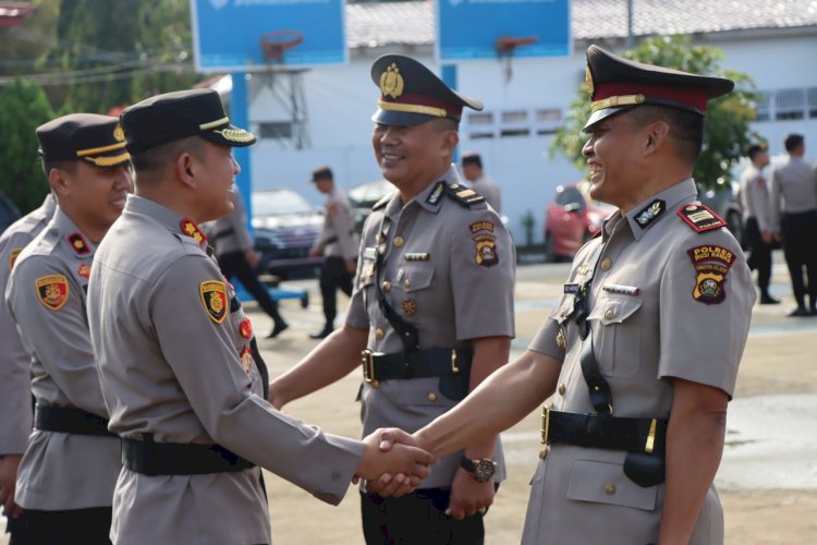 Kapolres Mura, AKBP Achmad Gusti Hartono memberikan ucapan selamat usai memimpin sertijab Kasat Intel/ist