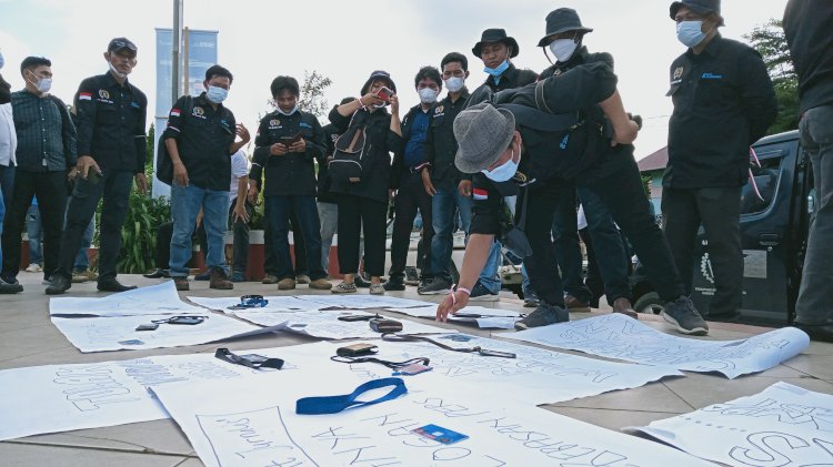 Puluhan anggota PWI Muara Enim gelar aksi di tugu Monpera Tanjung Enim. (Noviansyah/rmolsumsel.id)