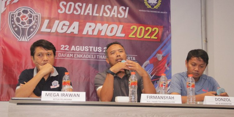 Ketua Panitia Liga RMOL, Mega Irawan (kiri) bersama dengan Asisten Pelatih Timnas U-19, Firmansyah (tengah) saat jumpa pers sosialisasi Liga RMOL/RMOL