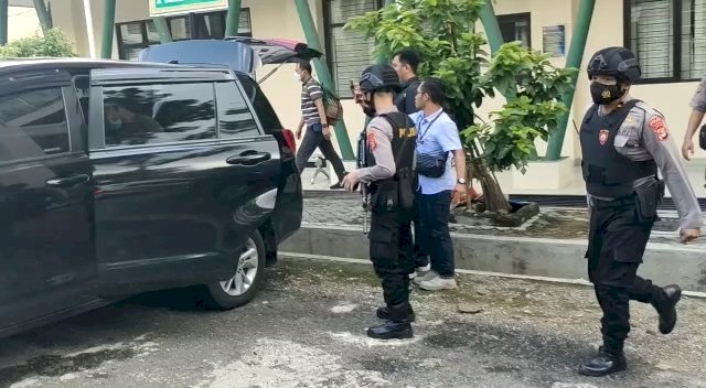 Penyidik KPK usai menggeledah Gedung Dekanat Fakultas Kedokteran Universitas Lampung. (ist/rmolsumsel.id)