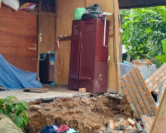 Kondisi rumah yang rusak akibat tanah longsor di Lubuklinggau. (Istimewa/rmolsumsel.id)