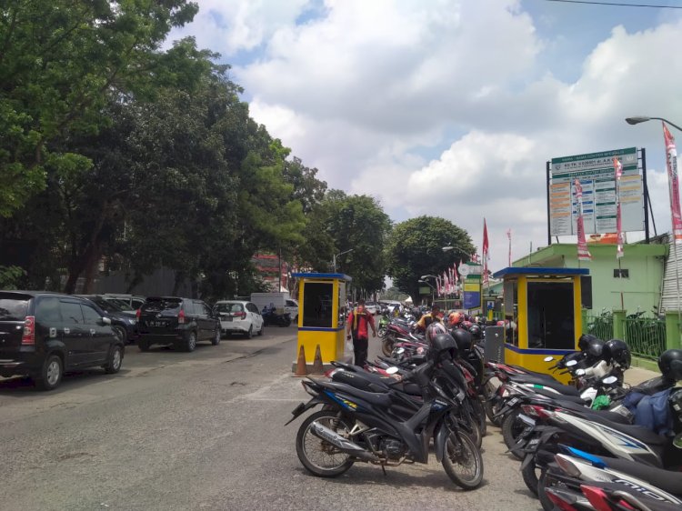 Lokasi parkir di jalan umum sekitar kawasan Museum Monpera yang dikeluhkan warga. (Humaidy Aditya Kenedy/Rmolsumsel.id). 