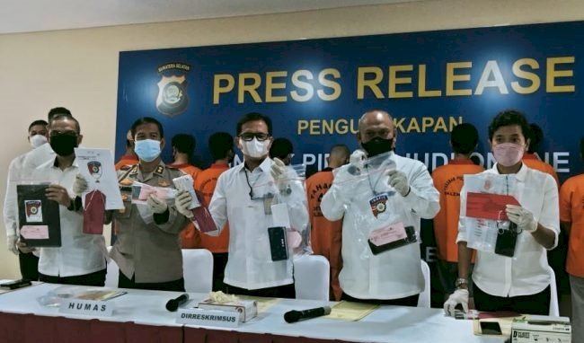 Suasana gelar kasus bersama Direktur Reserse Kriminal Khusus, (Dirkrimsus) Kombes Pol Barly Ramadhani, Kasatreskrim Polrestabes Palembang Kompol Tri Wahyudi, Kasubdit V Siber, AKBP Fitriyanti di Mapolda Sumsel, Rabu (24/8).(ist/rmolsumsel.id)