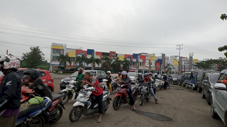 Suasana antrean panjang di SPBU di Muara Enim akibat kelangkaan Pertalite. (Noviansyah/rmolsumsel.id)