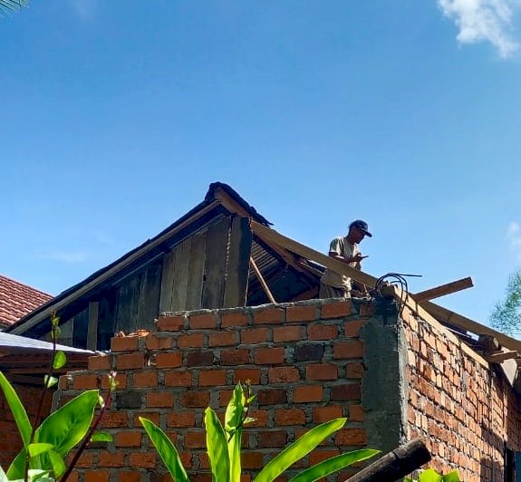 Atap rumah milik Al Hidayah yang rusak tertimpa pohon karet. (ist/rmolsumsel.id)