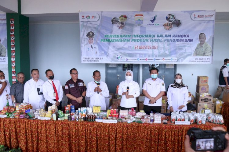 BBPOM dan Pemkot Palembang melakukan pemusnahan ribuan produk ilegal, kedaluwarsa dan lainnya. (Humaidy Aditya Kenedy/Rmolsumsel.id). 