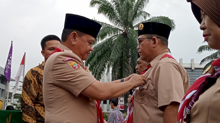 Pj Bupati Muara Enim Kurniawan menyematkan tanda penghargaan Pancawarsa I, II dan III kwartir cabang gerakan Pramuka Muara Enim tahun 2022. (Noviansyah/Rmolsumsel.id). 