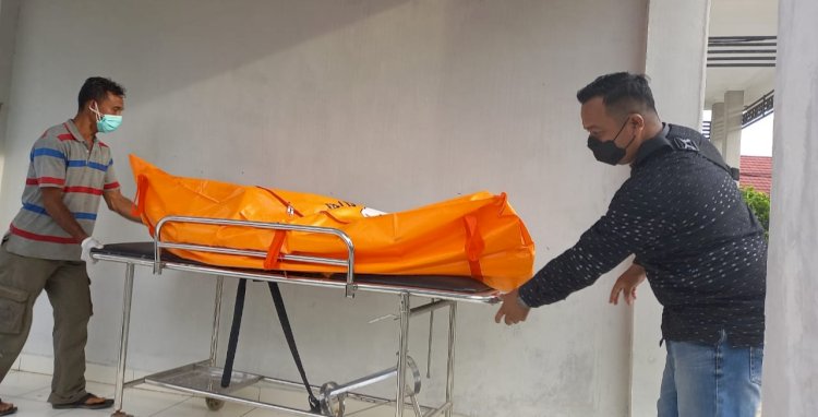 Mayat saat di bawa ke kamar jenazah Rumah Sakit Siti Aisyah Kota Lubuklinggau. (Istimewa/rmolsumsel.id)
