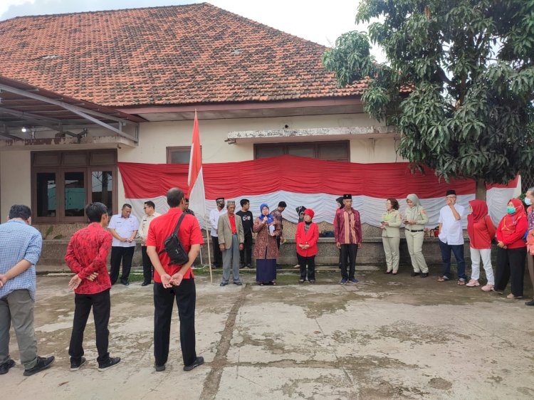 Pengurus Museum AK Gani saat memperingati momen detik-detik dibacakannya teks proklamasi di Palembang. (Humaidy Aitya Kenedy/RMOLSumsel.id)