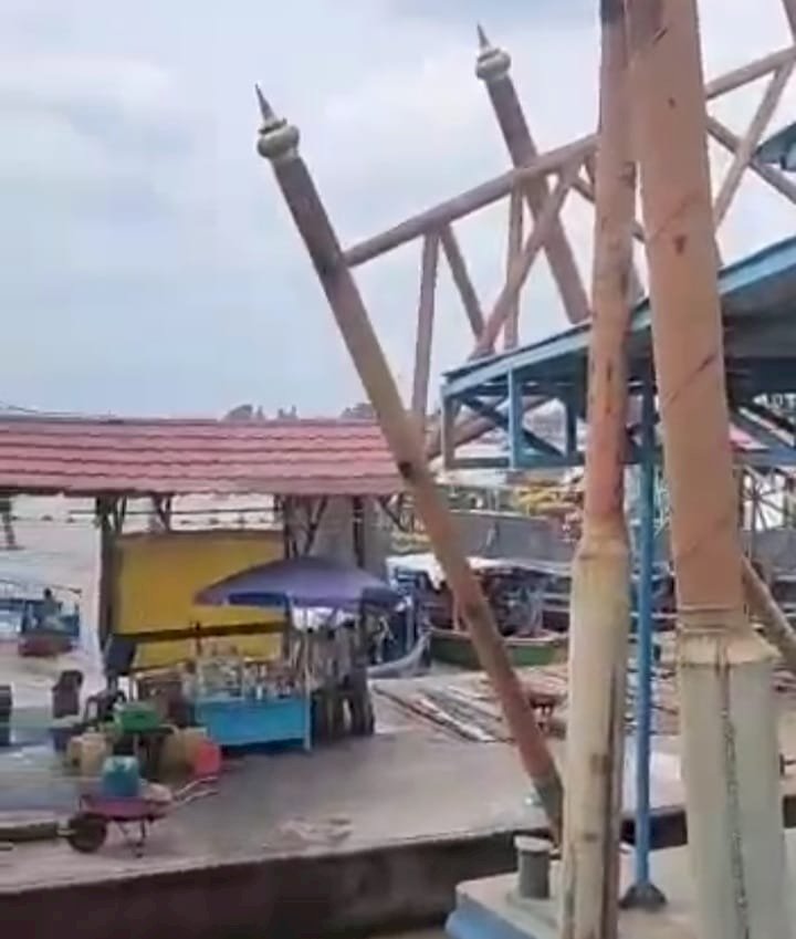Ponton bawa batu split tabrak terminal pembentukan UPTD Tangga Buntung. (Ist)