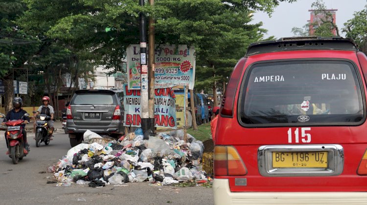 Kondisi sampah di Kota Palembang yang menumpuk di pinggir jalan. (Humaidy Aditya Kenedy/Rmolsumsel.id). 
