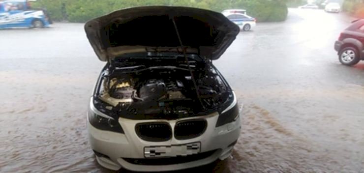 Kebakaran terjadi di BMW 528i (model 2010) yang diparkir di tempat parkir di Paju, Provinsi Gyeonggi. (Istimewa/net)