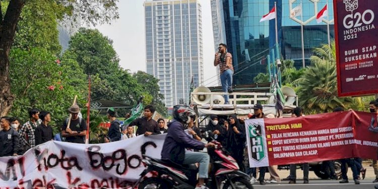 Aksi HMI yang dilakukan di depan kantor Kementrian BUMN. (Istimewa/rmolsumsel.id)