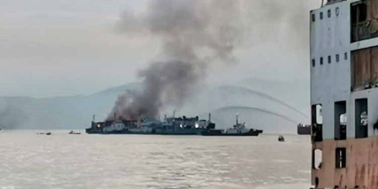 M/V Asia Filipina terbakar saat mendekati pelabuhan Batangas pada Jumat, 26 Agustus 2022/Net