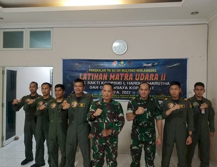 Komandan Lanud Sri Mulyono Herlambang (SMH) Palembang, Kolonel Pnb Sigit Gatot Prasetyo, MMOAS bersama penerbang-penerbang F-16, Sabtu (27/8) (ist/rmolsumsel.id)