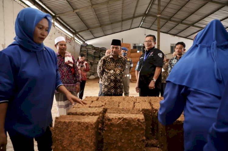 Pj Bupati Muba Apriyadi meninjau pabrik pengolahan sabut kelapa milik PT MIF di Lampung Selatan/ist.