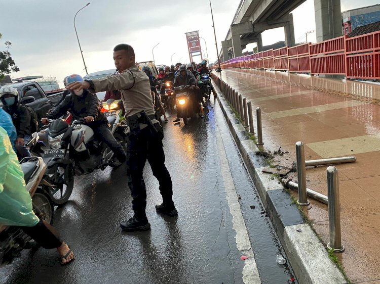 Polisi saat mengatur jalan tempat terjadinya korban tabrak lari di atas jembatan Ampera. (Amizon/RMOLSumsel)