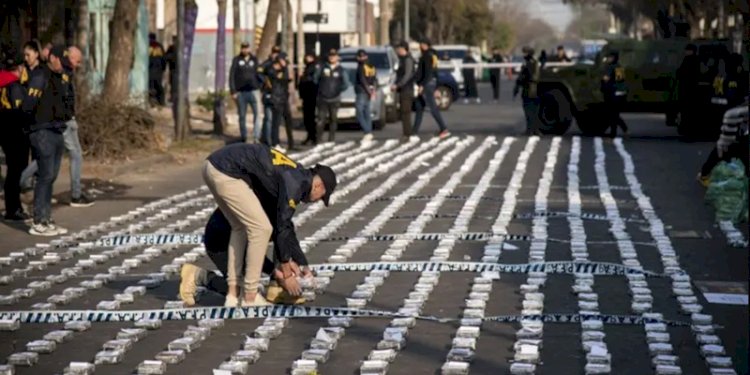Polisi mengatur paket kokain yang disita selama konferensi pers di Rosario, provinsi Santa Fe, Argentina pada 26 Agustus 2022/Net