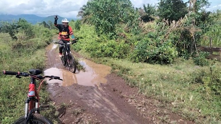 Sejumlah pesepeda melintasi trek jalan berlumpur di Kecamatan Pendopo Kabupaten Empat Lawang. (ist/rmolsumsel.id)