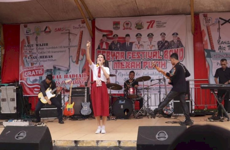 Salah seorang peserta yang tampil dalam Festival Band Merah Putih Road To Ayo Ngelong ke Lubuklinggau. (ist/rmolsumsel.id)