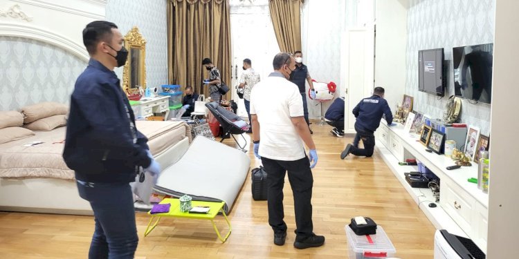 Polda Sumut saat menggeledah rumah milik Apin BK. (ist)