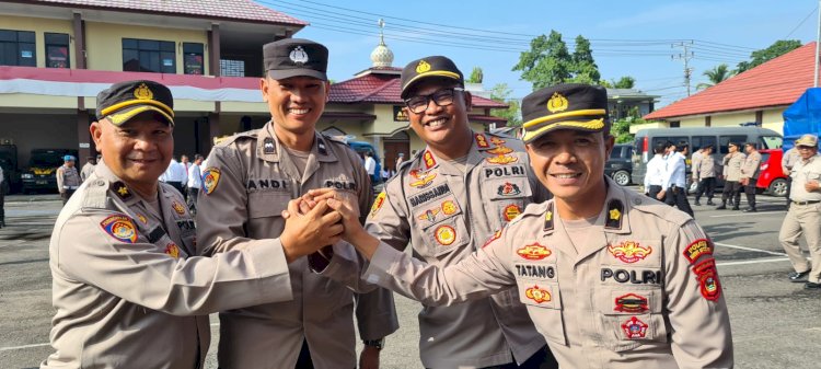 Aipda Andi bersama Kapolres Lubuk Linggau  AKBP Harissandi berfoto bersama.Aipda Andi sebelumnya mendapatkan hadiah umrah dari Kapolres karena kinierja dinilai baik, Senin (29/8). (ist/RmolSumsel.id) 