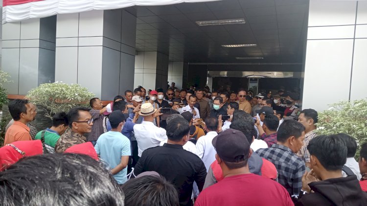 Ratusan massa aksi gelar unjuk rasa ke gedung DPRD Muara Enim., Senin (29/8). (Noviansyah/ RmolSumsel.id)