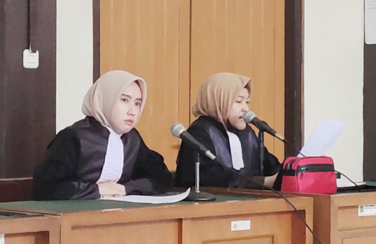 JPU Kejari Prabumulih Elfiana saat membacakan replik dalam sidang yang berlangsung di Pengadilan Tindak Pidana Korupsi (Tipikor) Palembang, Senin (29/8). (Amizon/RmolSumsel.id)