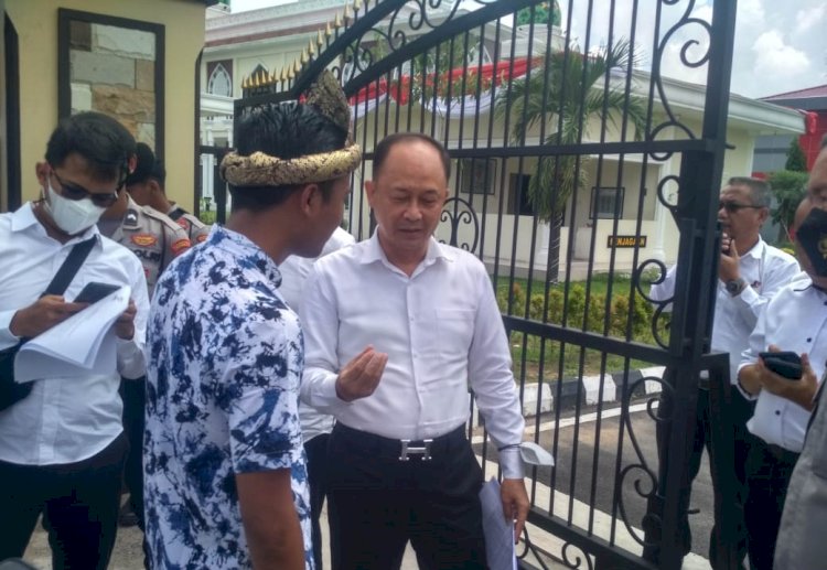 Ketua Umum Lentera Hijau Sriwijaya Febri Julian saat  berdiskusi dengan perwakilan Polda Sumsel. (ist/rmolsumsel.id)