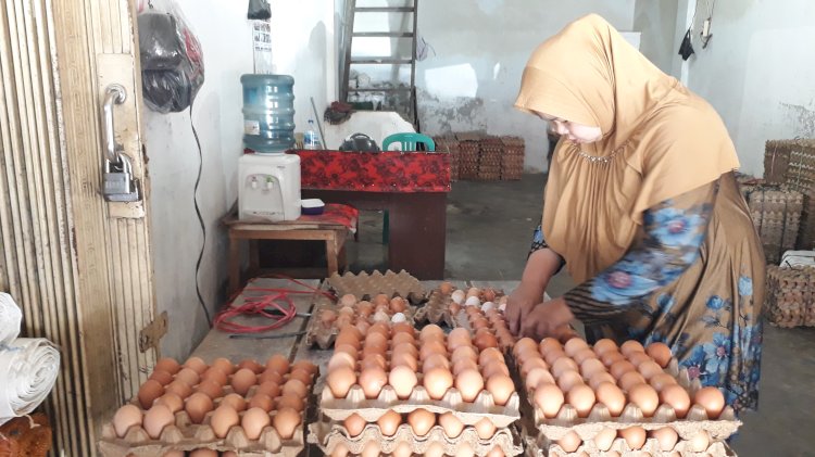 Dian, salah satu pedagang telur ayam di Pasar Inpres Kota Lubuklinggau, Sumatera Selatan. (Ansori Malik/ RmolSumsel.id)