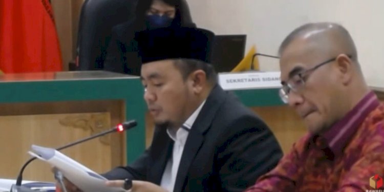 Anggota KPU RI Mochammad Afifuddin menyampaikan sejumlah poin jawaban atas perkara Partai Pelita yang disampaikan dalam sidang yang di Bawaslu RI, Senin (29/8). (ist/Rmol.id)